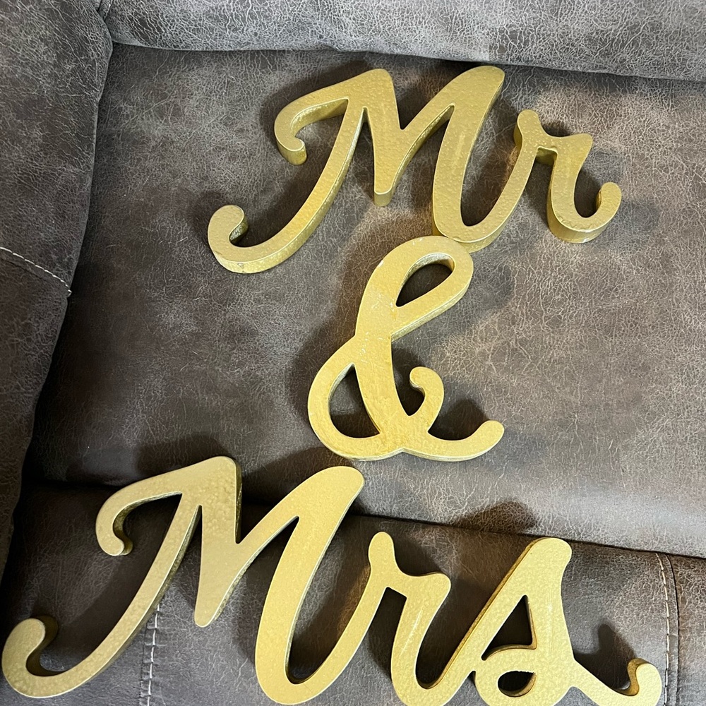 Gold 'Mr & Mrs' Decorative Sign